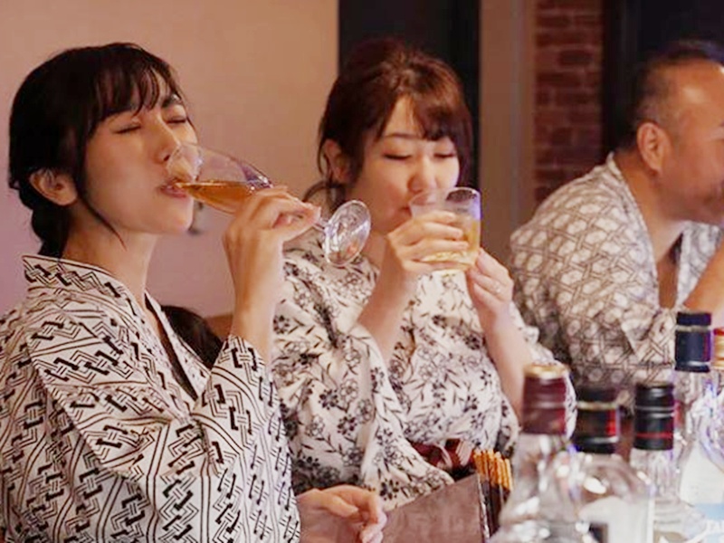 【酔った人妻】『私、寂しかったの』夫の上司夫妻と温泉旅行、ついつい深酒、ついつい不倫！男の優しさに溺れる若妻