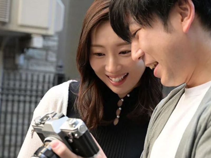 【寝取られ】『まあ、ステキな写真ね』記念のスタジオ写真はヌードだった！人妻は深みにハマり、あんなことまで…