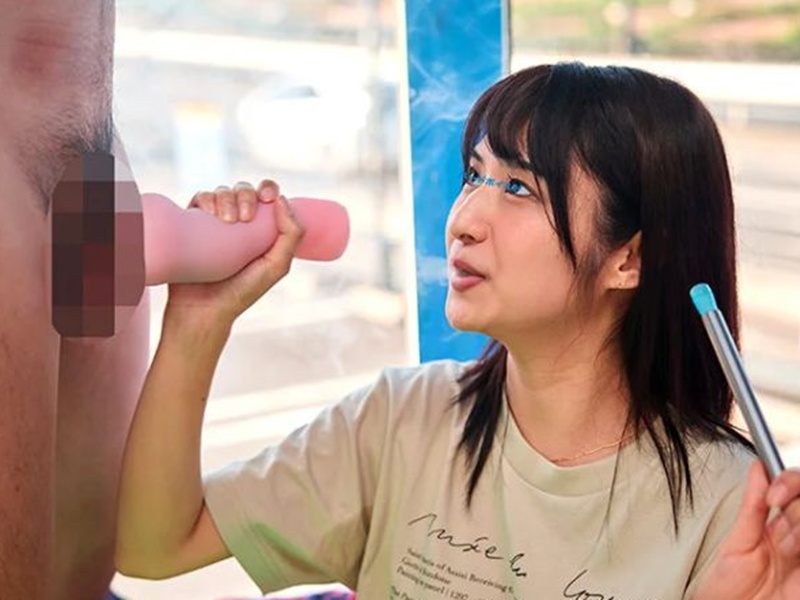 【マジックミラー号】『えっ、こんなに大きかったんだ』マジックミラー越しに外が見えるなか、フル勃起のデカチンに大興奮美女