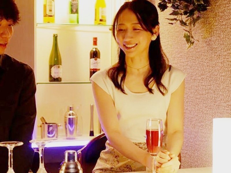 【不倫妻】『私の言うこと、何でも聞くのネ』年下を甘く飼い慣らす！焦らす美人妻、股間はビンビン手だけでイきそう