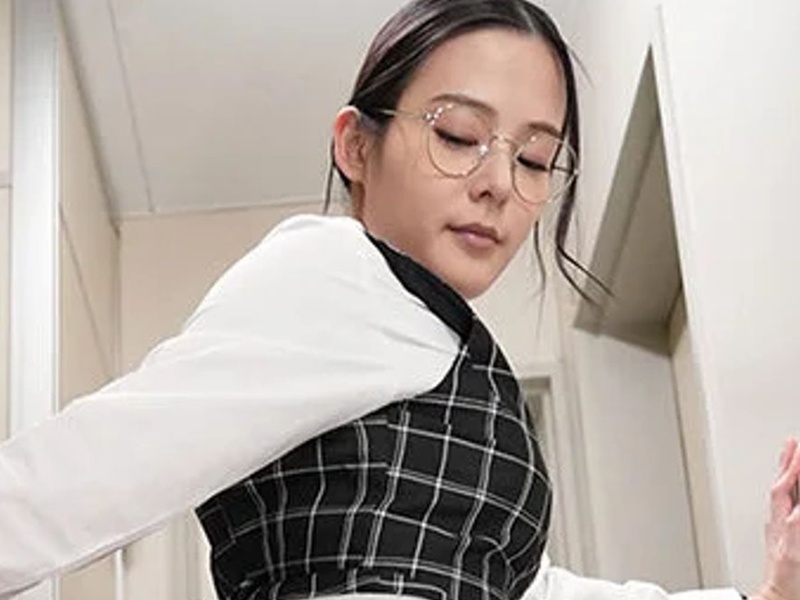 【尻フェチ】『誰にも言わないで…』経理部の地味なこの女性、実は裏アカですごいことを！秘密を知ったボクとセフレに