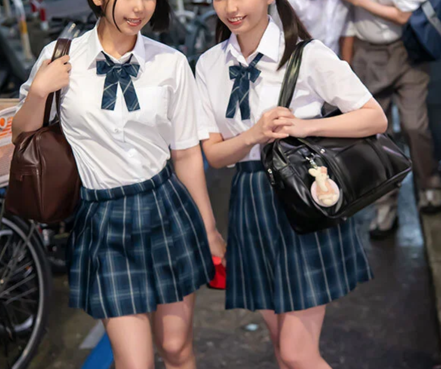 【仲良し女子校生】「今から男の家に行くんだ♡」ミニスカ制服のエロロリ美少女JKが男子生徒の家でスケベな３Ｐセックス！