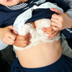 【痴漢】「女子高校生の柔らかい体の感触を味わいたくて…」　不同意わいせつ行為をされてしまう制服姿のエロロリJKですが…