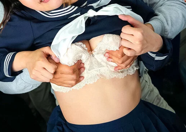 【痴漢】「女子高校生の柔らかい体の感触を味わいたくて…」　不同意わいせつ行為をされてしまう制服姿のエロロリJKですが…