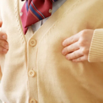 【女子高生】「ヤバイ！ムラムラしてきちゃった…」教室でオナニーしてたスレンダーエロロリ貧乳JKが用務員に見つかり…