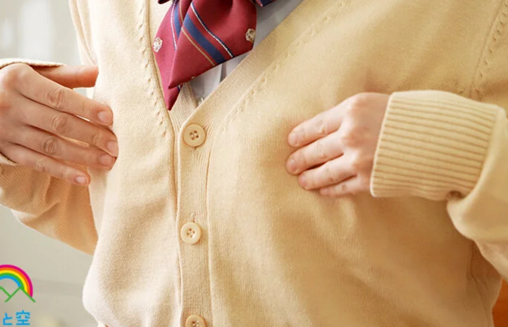 【女子高生】「ヤバイ！ムラムラしてきちゃった…」教室でオナニーしてたスレンダーエロロリ貧乳JKが用務員に見つかり…