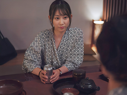 【後輩女子社員】「体が熱く…なってきました…♡」終電逃して同部屋に宿泊することになったスレンダー美女の後輩OL