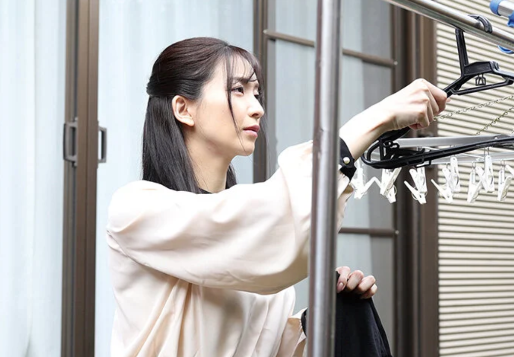 【不倫妻】「奥さん、浮気してただろ？」ホスト通いのスレンダーエロ美乳な美人主婦が中年男に見られてしまい…鈴木真夕