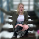 【リモバイお散歩】「すごくイイ…♡（訳）」金髪白人のエロ美乳美人が電マで感じてしまいデカチンをフェラしちゃう！