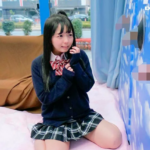 【MM号NTR】「彼氏のチ●ポ当てクイズ」制服姿のスレンダーでエロロリ美少女貧乳JKがゲームに負けて寝取られ中出しセックス