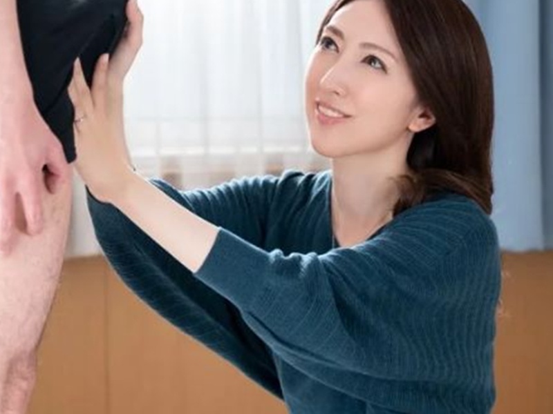 【淫乱妻】『筆下ろしするのって大好きです』私で良ければ、卒業させてあげたいわ！オッパイ揉ませて、舌を絡めて…