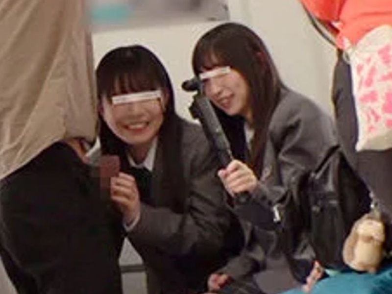 【逆痴漢】『えーっ、すごーい勃ってる、これ楽しいね』電車で男の股間をいじりまわす女子高生二人組！口に出していいよ