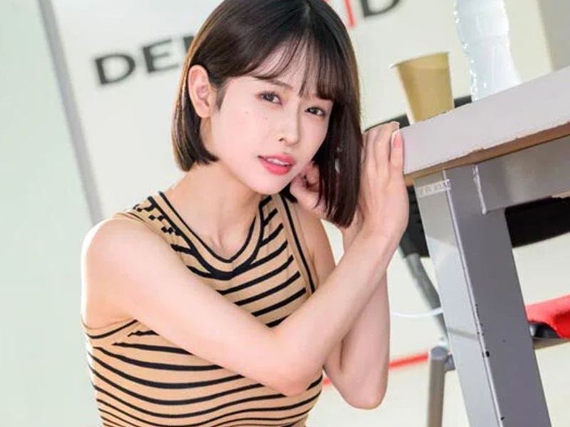 【MINAMO】『実は、いま私、おもらし中なの』股間がジワーッと湿ってくる快感がたまらない！きっとばれてないわよね