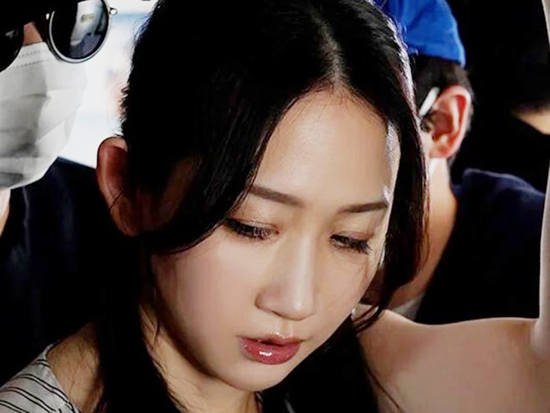 【痴漢】『囲まれてる、私、さわられてるわ』出張先の満員電車で痴漢されてる女上司！何人もの手が巨尻を撫で回す