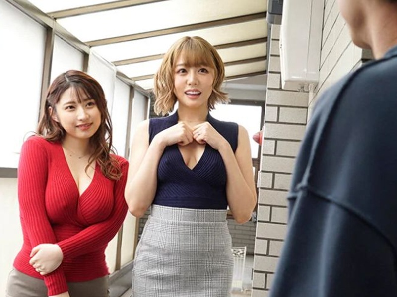 【人妻不倫】『二人でつまみ食いさせてね』巨乳奥様が二人がかりででボクを誘惑！ダブルで迫られ、ダブルでイキそう