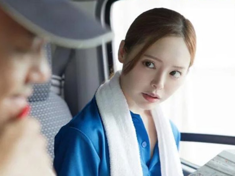 【NTR人妻】『この仕事はじめてだってな？教えてやるよ』配送業のベテランにおそわれ、汗臭い剛腕チ◯ポの虜になった美人