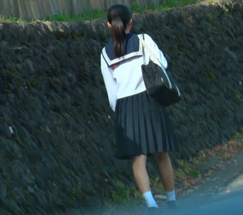 【本物レイプ】「あの娘、ヤッちゃいますかｗ」田舎道を歩く制服姿のエロロリスレンダー美少女ＪＫを誘拐して強姦しちゃう！