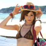 【MM号・貧乳ギャル】「マッサージしませんか？」海に来ているスレンダーエロ美乳なビキニ美少女に声かけ中出しセックス！