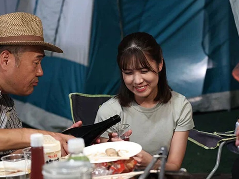 【町内会まわしテント】『奥さん、イケる口だね』キャンプに参加した妻は中年のオヤジたちに囲まれて！酔ったあと…