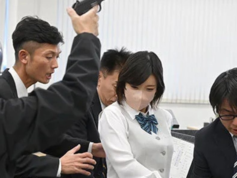 【OLレイプ】『おとなしくするんだ、お前たちは人質だ』銀行強盗に押し入られ、行員たちがパニック！私をどうする気？