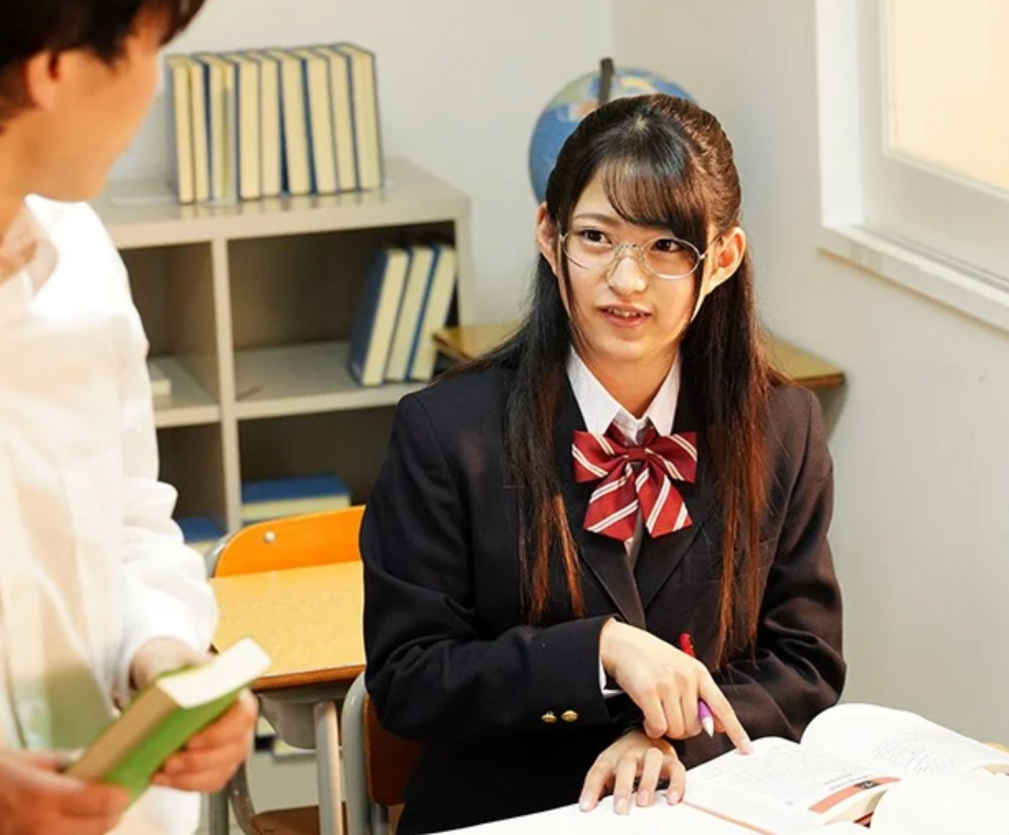 【貧乳娘】「あの子、めがね外したらアイドル級に可愛いらしいぞ」高校時代は清楚だった娘がビッチなギャルに変身していて…