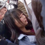 【女子校生痴漢】「電車...混んでるナ...」下校途中のスレンダーエロ美乳なロリ顔美少女JKが車内でカラダを弄られる！