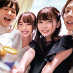 【スケベ合コン】「大学生は遊ばないと♡」スレンダーエロ美乳な美人女子大生が男と4人で自宅で乱交飲み会！