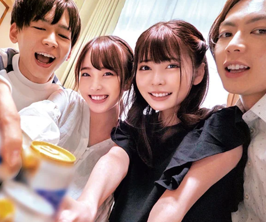 【スケベ合コン】「大学生は遊ばないと♡」スレンダーエロ美乳な美人女子大生が男と4人で自宅で乱交飲み会！