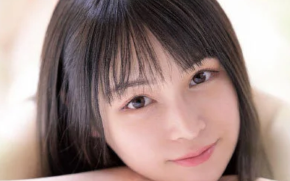 「尊いこんなキレイな子の裸が見れるなんて…！」「笑顔に癒されすぎる！」とファンから大好評のロリ顔美少女が初AV撮影！