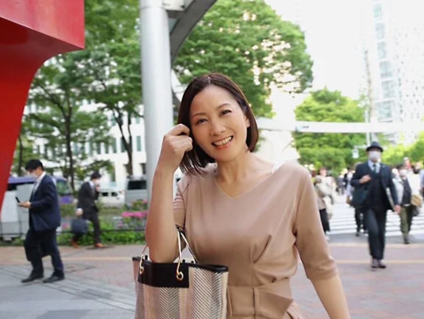 【43才まりこ】「４０代になってから性欲が収まらなくて…」スレンダーエロ美乳なおばさん主婦がアダルト動画に初挑戦