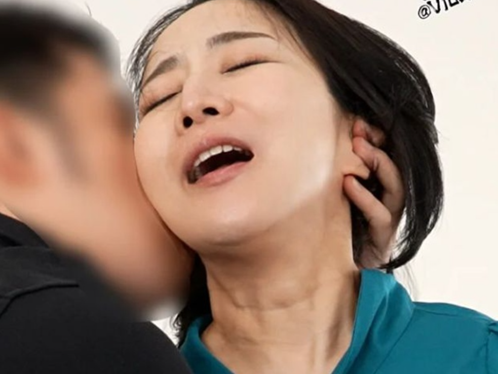 【五十路熟女】「何でもヤります、私…」接客業で働くスレンダーエロ美乳な美人おばさんが客のスケベな要望を受けますが…