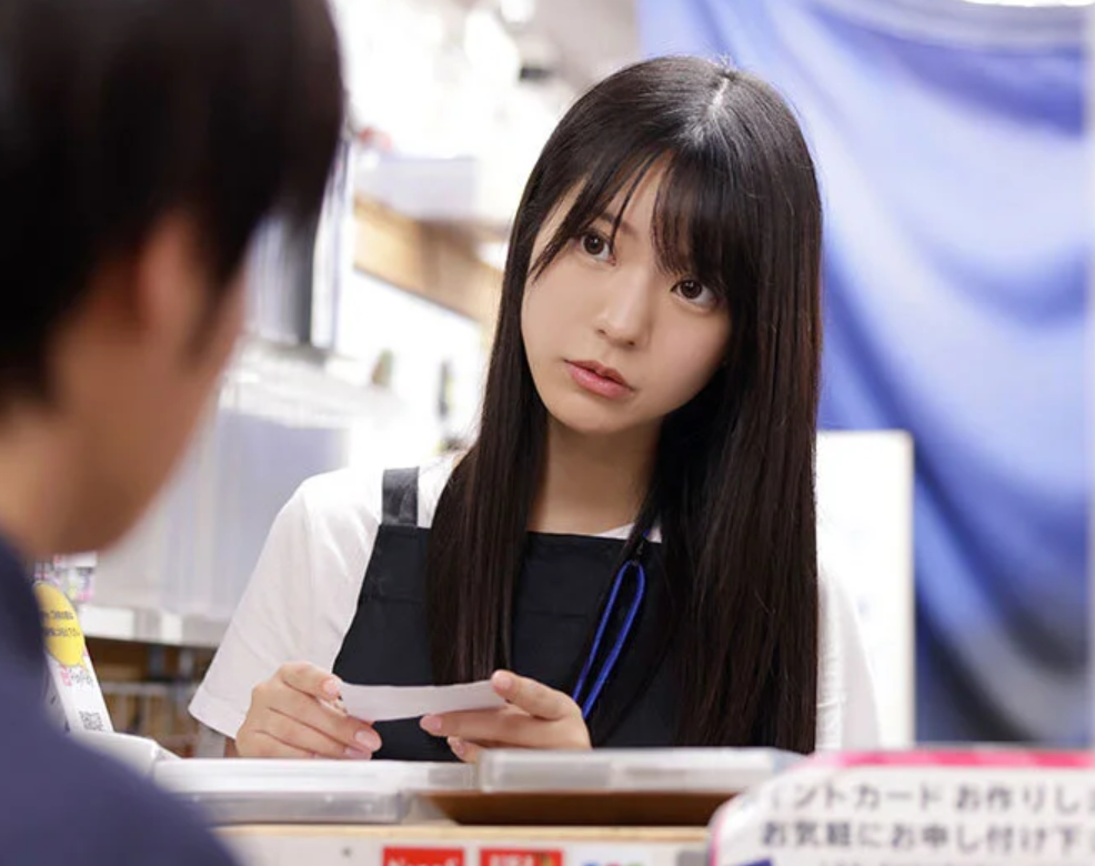 「あそこのエロビデオ店、店員やべぇ可愛いぞ！」近所で評判になるスレンダーエロ美乳なロリ顔美少女店員が部屋でスケベ行為