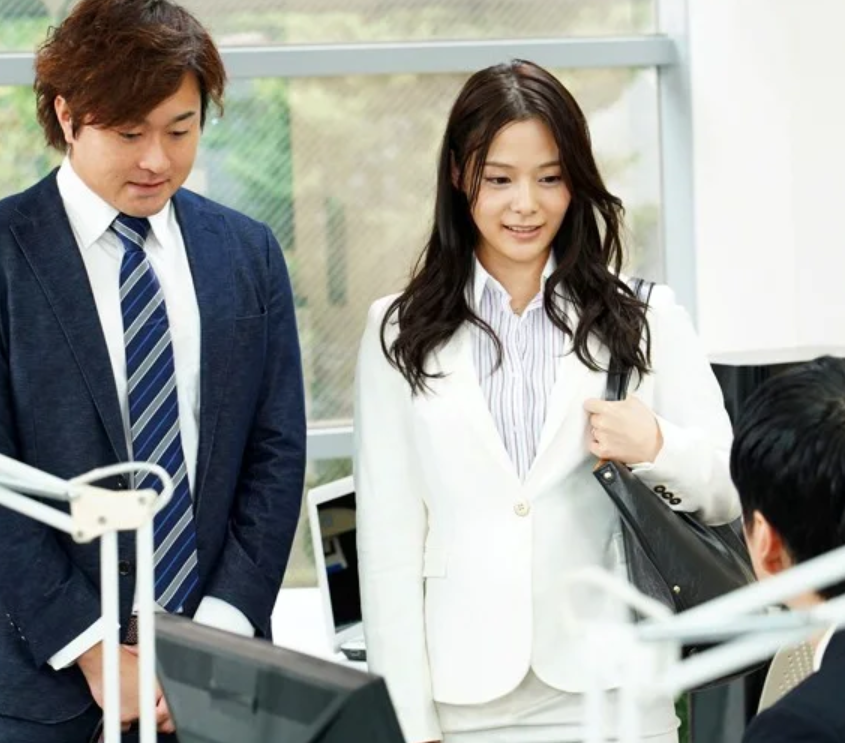 「あの先輩と一度で良いからヤッてみたいよな…」男性社員からエロい目で見られるスレンダー美乳な美人上司がラブホでエロ行為