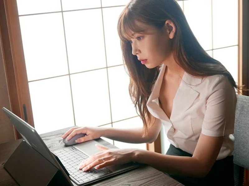 【リモートワーク】『早く挿れてほしいです』まんまと策略にハマり、肉体関係から抜け出せなくなる寝取られ美人妻！