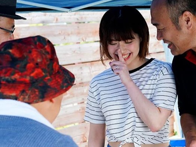 【寝取られ妻】『夫には内緒ですよ』男たちにチヤホヤされゴキゲン人妻！2泊3日のキャンプに参加し、巨乳は中年の餌食に…