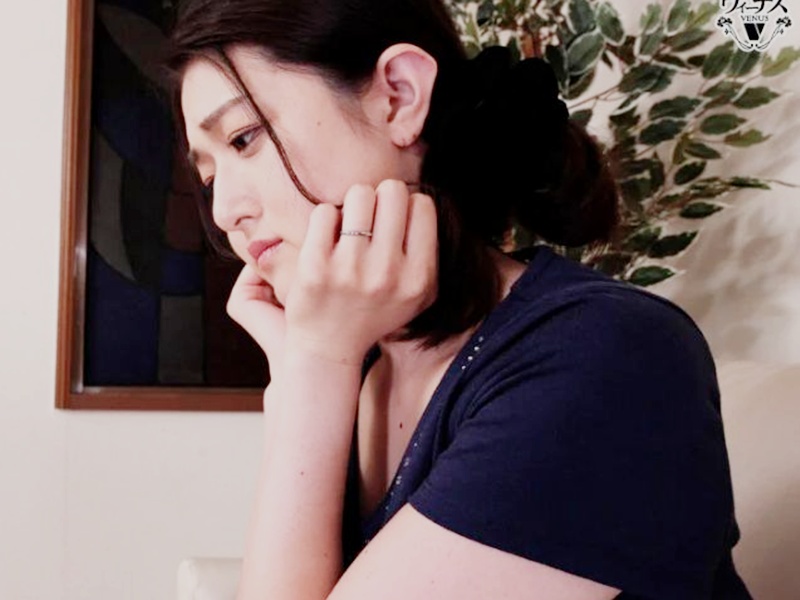 【美人義母】『どうしよう？』義理の息子にコクられた若い後妻！イケないとは知りながら、あのチンポが忘れられない