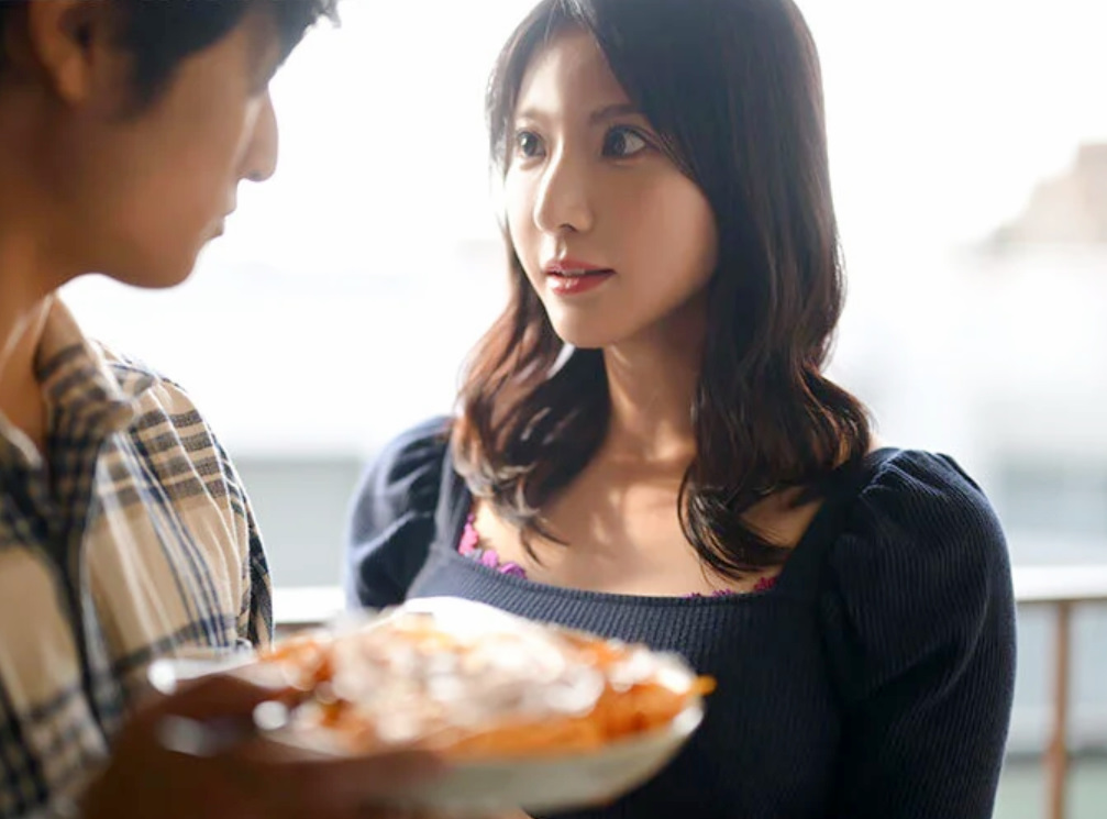 【隣の人妻】「今日は旦那は帰らないわ…」スレンダーエロ美乳なおばさん主婦が近隣の男を誘惑し不倫行為しちゃう