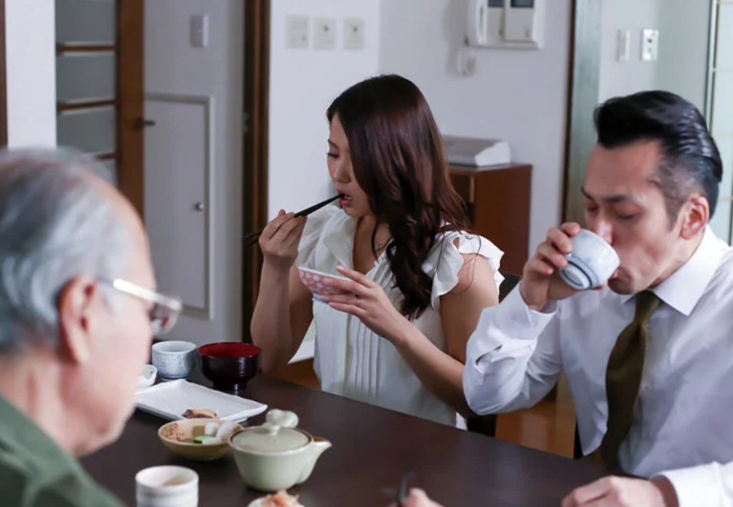 【ながえスタイル】~28歳の人妻~「あん…お義父さん！何するんですか…！」エロ美乳な美人主婦が同居する義理父に犯される！