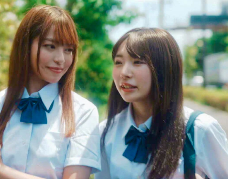 【万引きJK】「バレなきゃ…大丈夫だって♡」制服姿のエロ美乳なギャル風美少女JKが窃盗で捕まってしまったようで…