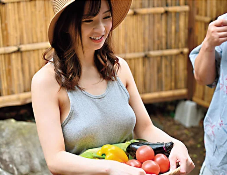 【田舎の人妻】「地方はヤルことしかすることがないわ…」エロ巨乳なおばさん主婦が帰省先で男とスケベな不倫行為！
