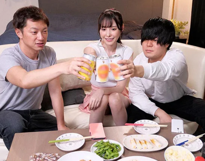 【友達の彼女】「コイツ…酒に弱くてさ…」スレンダーエロ美乳なギャル風美少女が彼氏の友人と２人きりになり寝取られちゃう