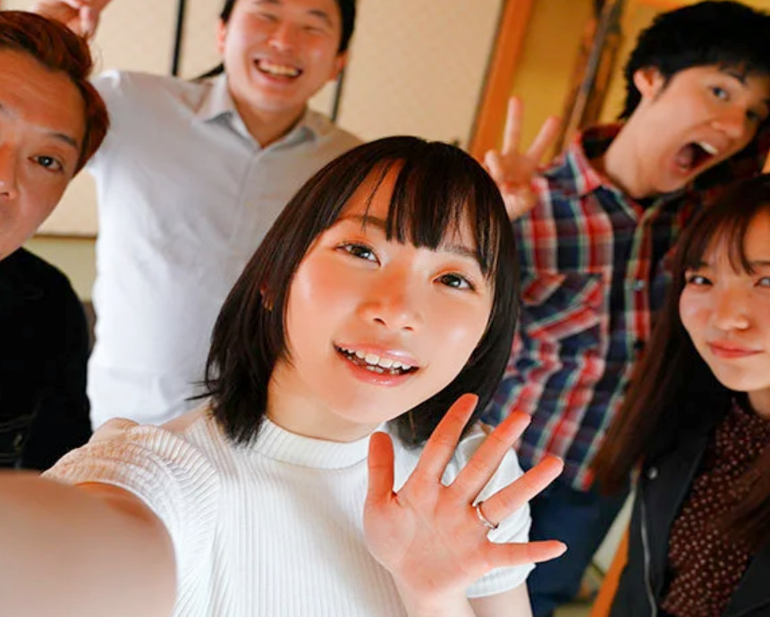 【人妻NTR】「私、会社の人と旅行シてくるね…♡」スレンダーエロ美乳なロリ顔美人主婦が社員旅行で男と乱交不倫セックス！