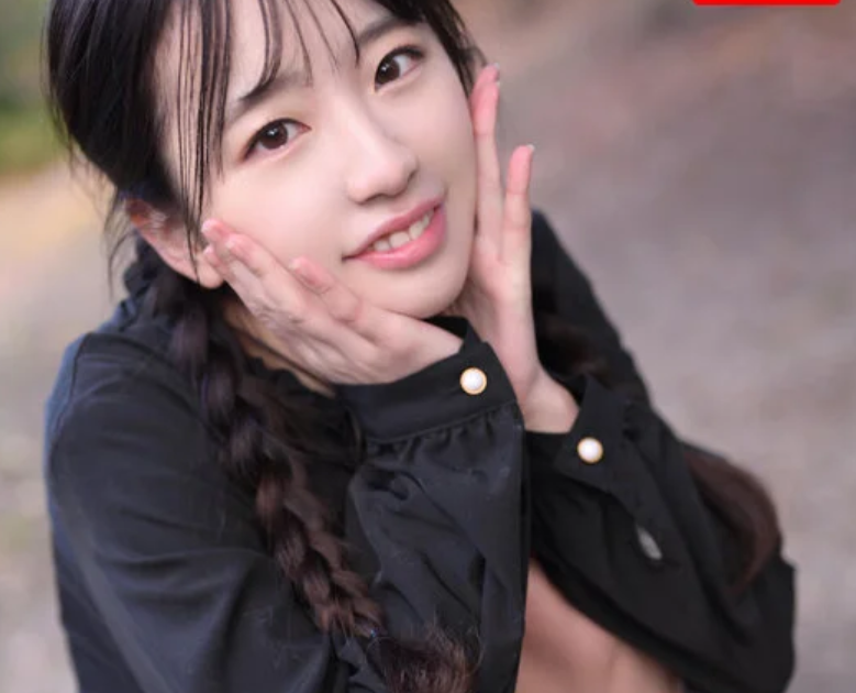 【ロリ顔巨乳】「ヤバイヤバイ！超かわいい！」「あんな顔に産まれたい！」と女子からも人気のスレンダーエロ美乳な美少女