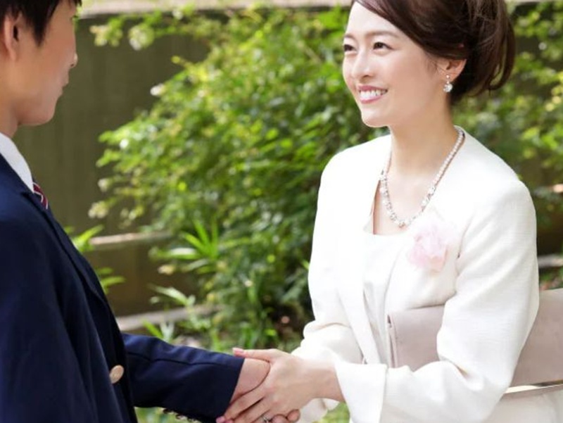 【美人のお義母さん】『おめでとう、ご褒美にハメていいわよ』こんな熟女にそう言われたら、童貞のボクは大興奮…