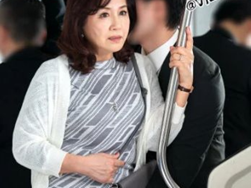 【７０歳美女】『まさか…チカン？しかも前から？』超熟女が電車の中で燃え上がる！何年も忘れていた刺激にガクガク