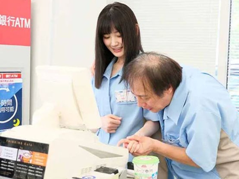 【コンビニバイトJD】『私が教えてあげようね』仕事の指導を名目にキモい店長のセクハラが！そんなことまでされちゃうの