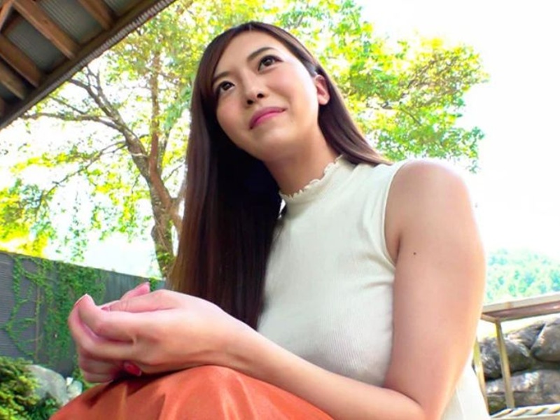 【美肌美人】『私は、セックスが好きなんですけど…』夫がしてくれなくって欲求不満気味！おっぱい揉まれて感じちゃう