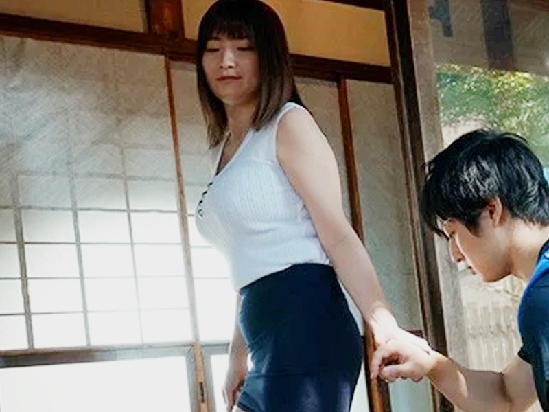【奥さんの誘惑】『きて、スグしましょ』巨乳の人妻がお隣の青年と熱くてとろける性交！乳房に大興奮で常にギン勃ち