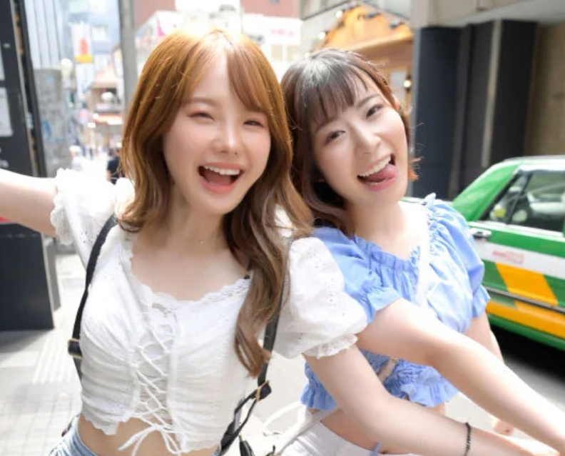 【貧乳ギャル】「私達仲良しでーす♡」表面上はマブダチ風なスレンダーエロ美乳美少女が男を交えてスケベな3Pデート！