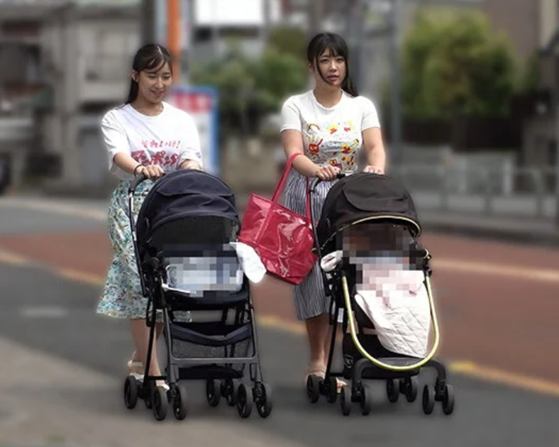 【子連れのママ】「産後って何かムラムラして…」エロ巨尻なおばさん主婦2人が男とスケベな不倫セックス！